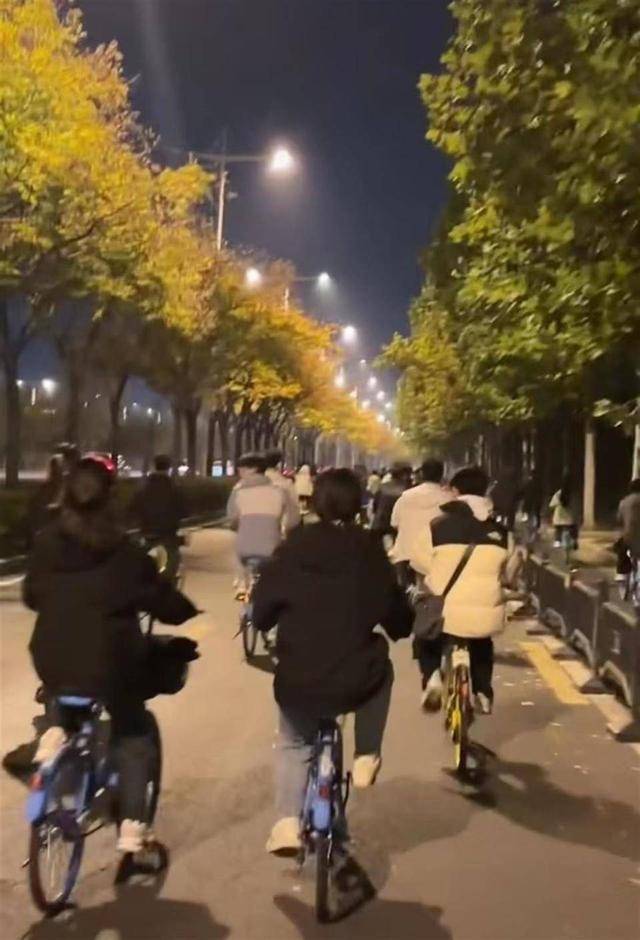 数千郑州大学生骑单车“夜奔”开封：车队绵延数十公里 多景点免票