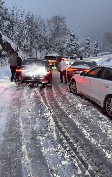 停运、高速封闭！中央气象台四预警齐发，河南局地积雪达20厘米，有车主被困12小时