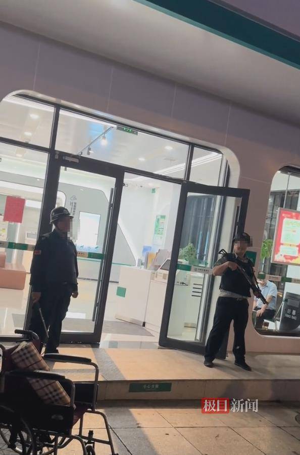 家属称重病妇女被要求“本人到银行”才能取款，办理业务过程中人突然去世，株洲多方回应
