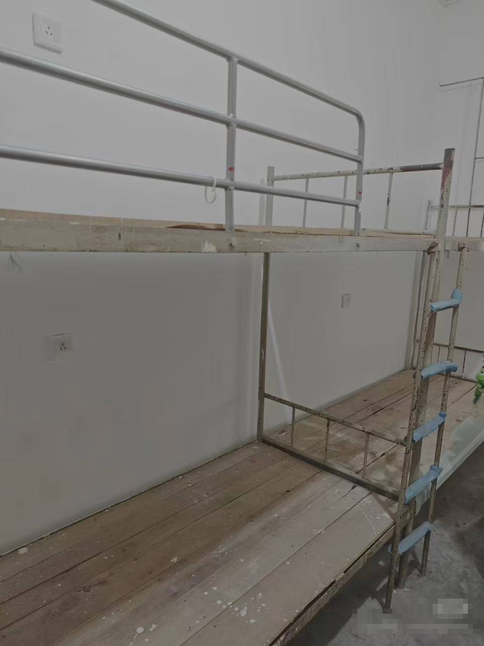 新生吐槽江苏师范大学泉山校区宿舍环境差，“看到后都哭了”，校方回应