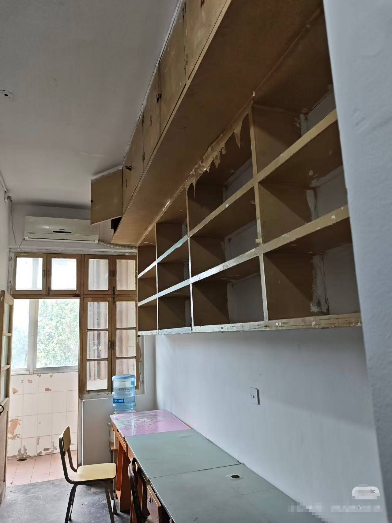 新生吐槽江苏师范大学泉山校区宿舍环境差，“看到后都哭了”，校方回应