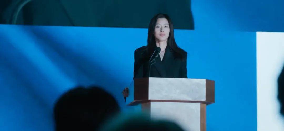 44岁要去“竞选总统”的全智贤,穿衣风格都变了!