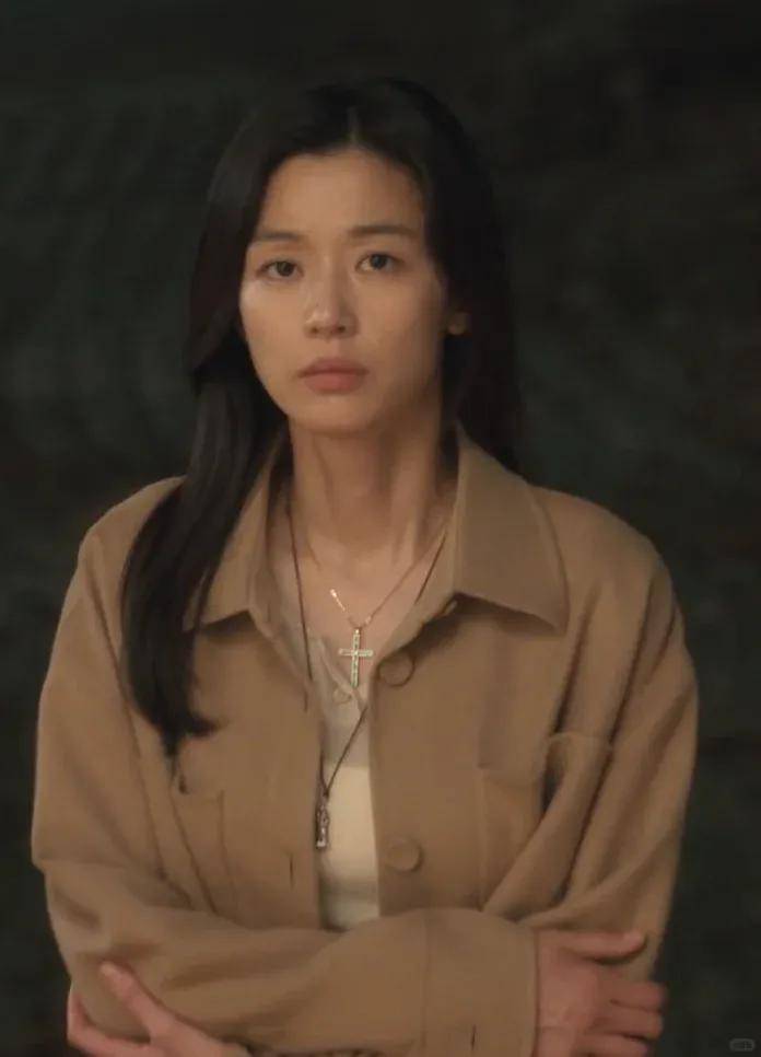 44岁要去“竞选总统”的全智贤,穿衣风格都变了!