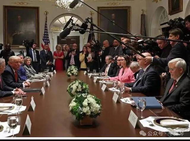 他被特朗普当众羞辱,全场都在哄笑