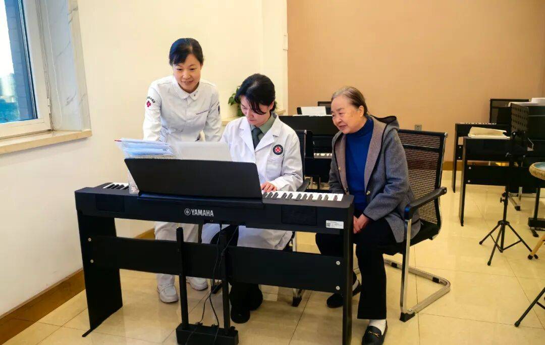 情暖重阳送健康,爱暖夕阳护安康!