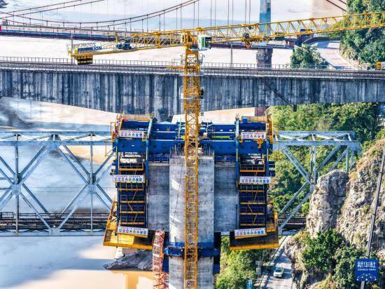 “钢铁巨人”助力西渝高铁桥梁智能化建设