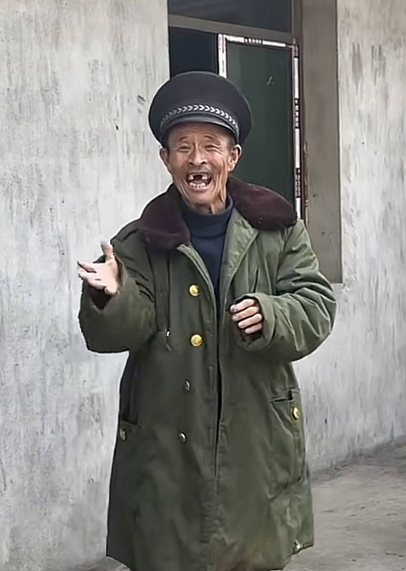 智障老人被撞身亡 葬礼被直播千人送行