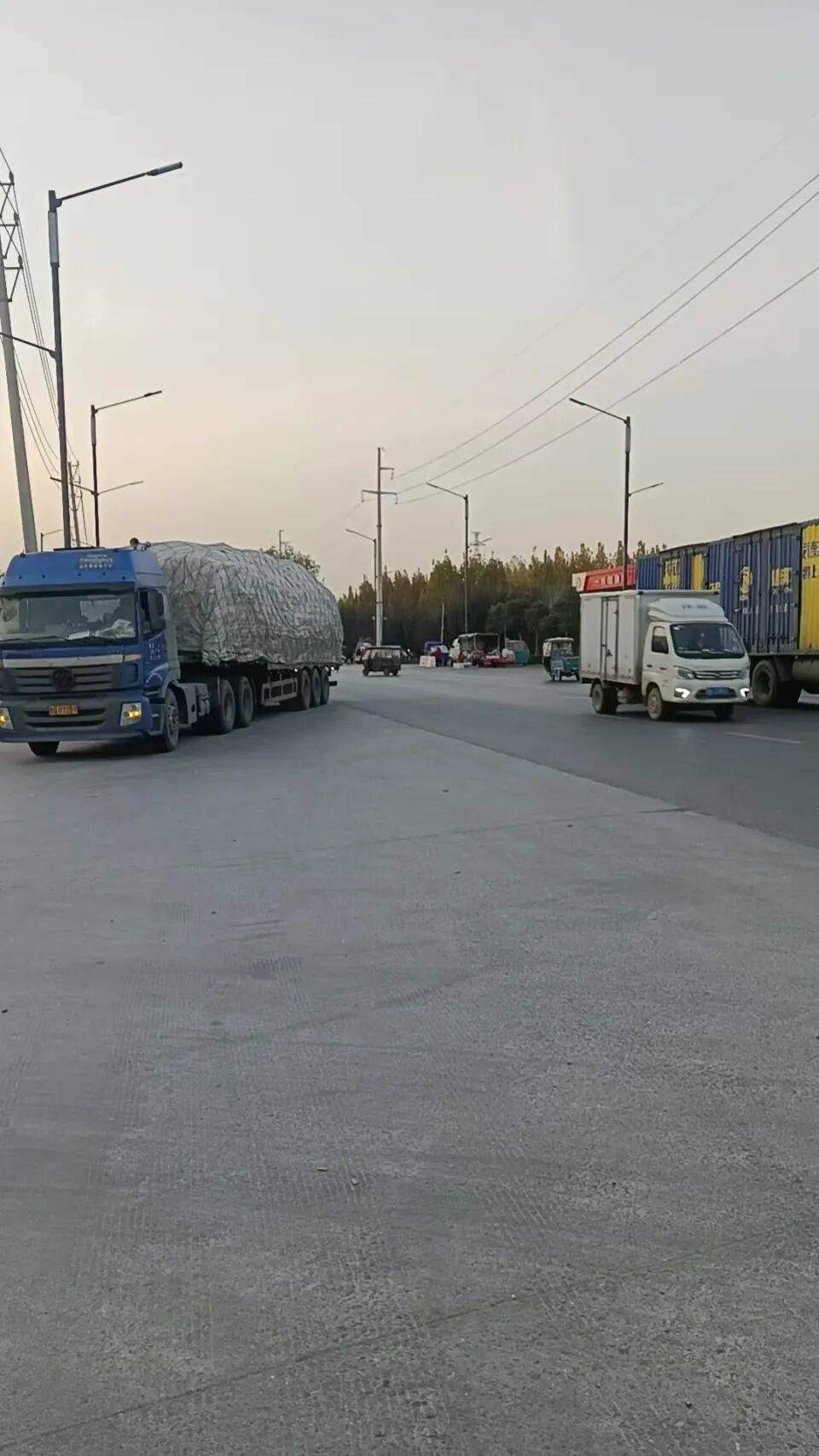 男子买馒头路上遇车祸不治身亡，肇事司机称遭远光灯照射闯祸，57.7万判赔款难执行