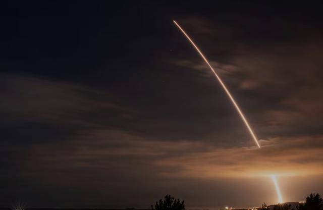 美军试射洲际导弹，“向中俄发出严肃核信号”，普京下令对等反制