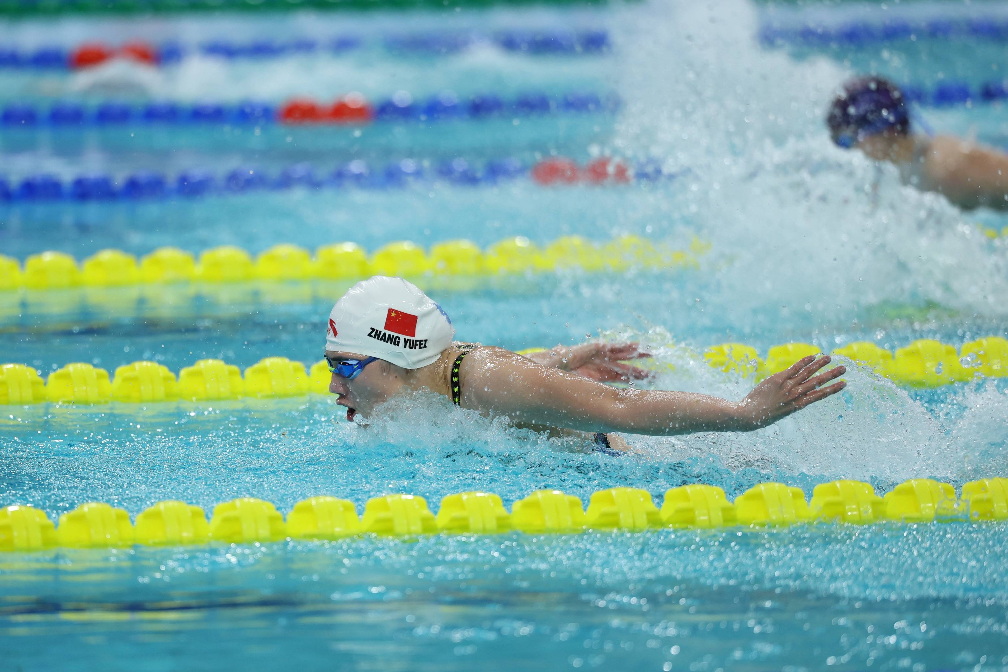 祝贺!张雨霏女子100米蝶泳夺冠,覃海洋男子100米蛙泳摘金