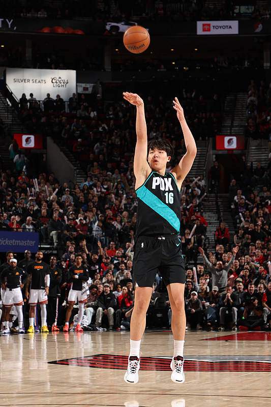 NBA：詹姆斯复出湖人大胜爵士，杨瀚森9分开拓者不敌太阳