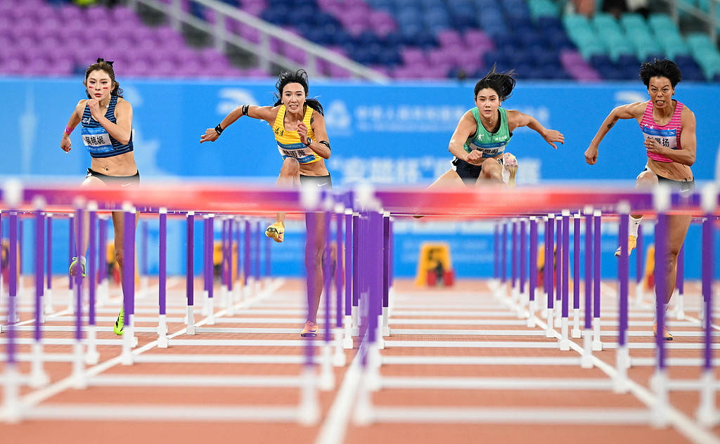 吴艳妮摘银颁奖台上仰面爆哭，她向粉丝和家人鞠躬，“给自己打0分，对不起你们”