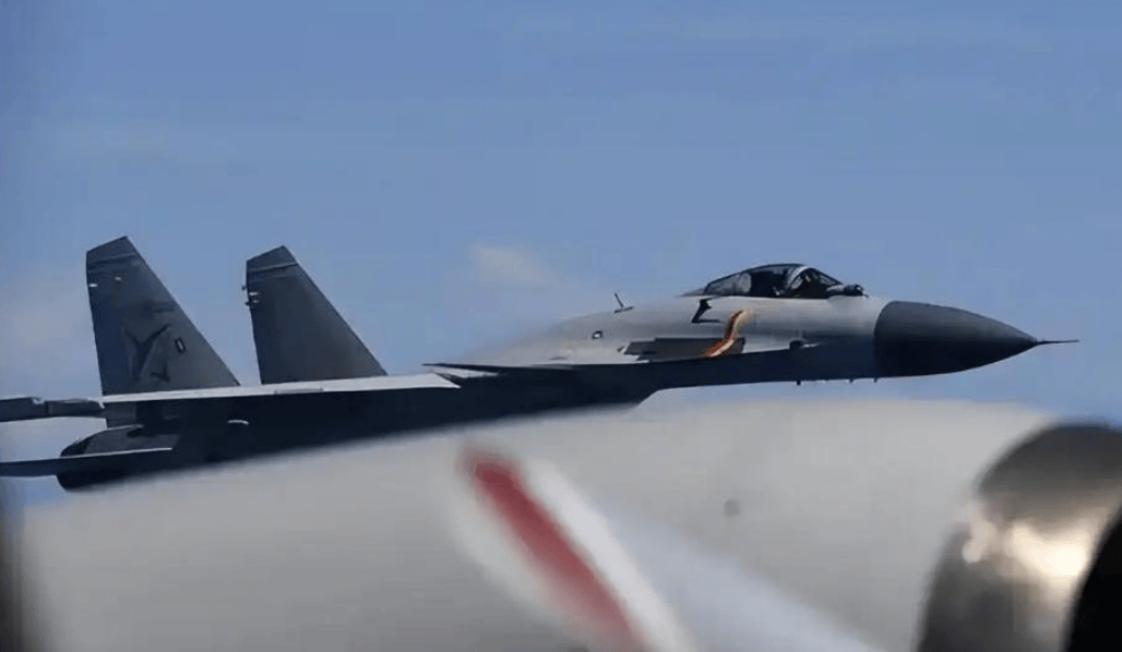 日本丢脸丢大了，F15战机挑衅辽宁舰，还没看见歼15T，就被雷达锁定！