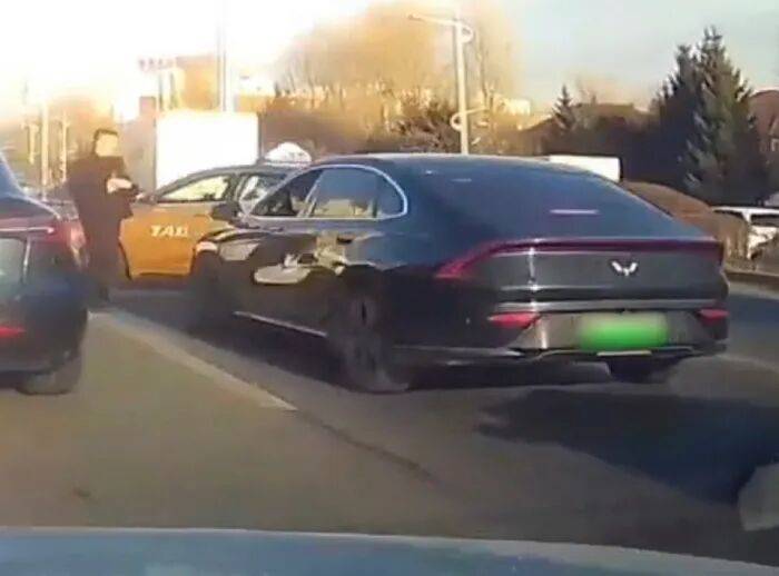 哈尔滨北站前一黑色轿车撞人后逃逸,被两辆出租车逼停,警方:已出警