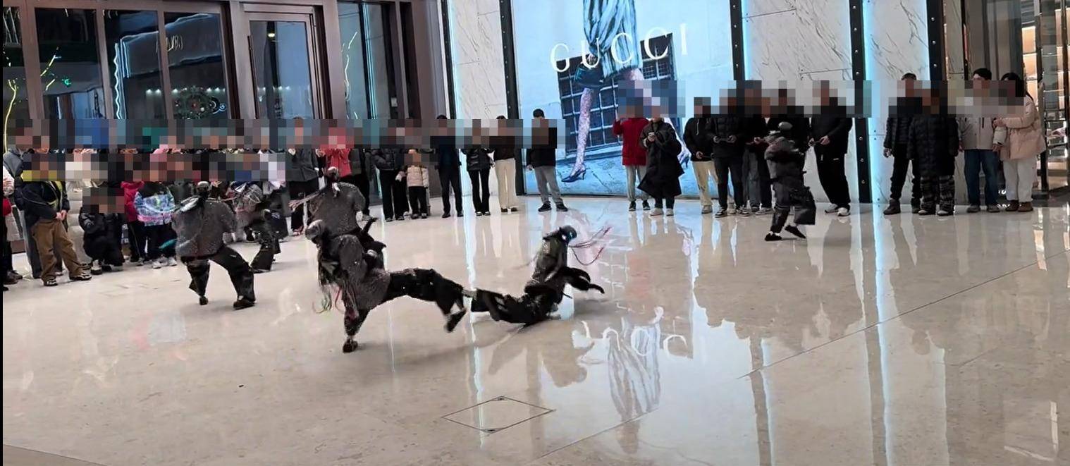 “机器人表演武术回旋踢将同伴踹飞”视频爆火出圈，商场：用的是王力宏演唱会同款机器人