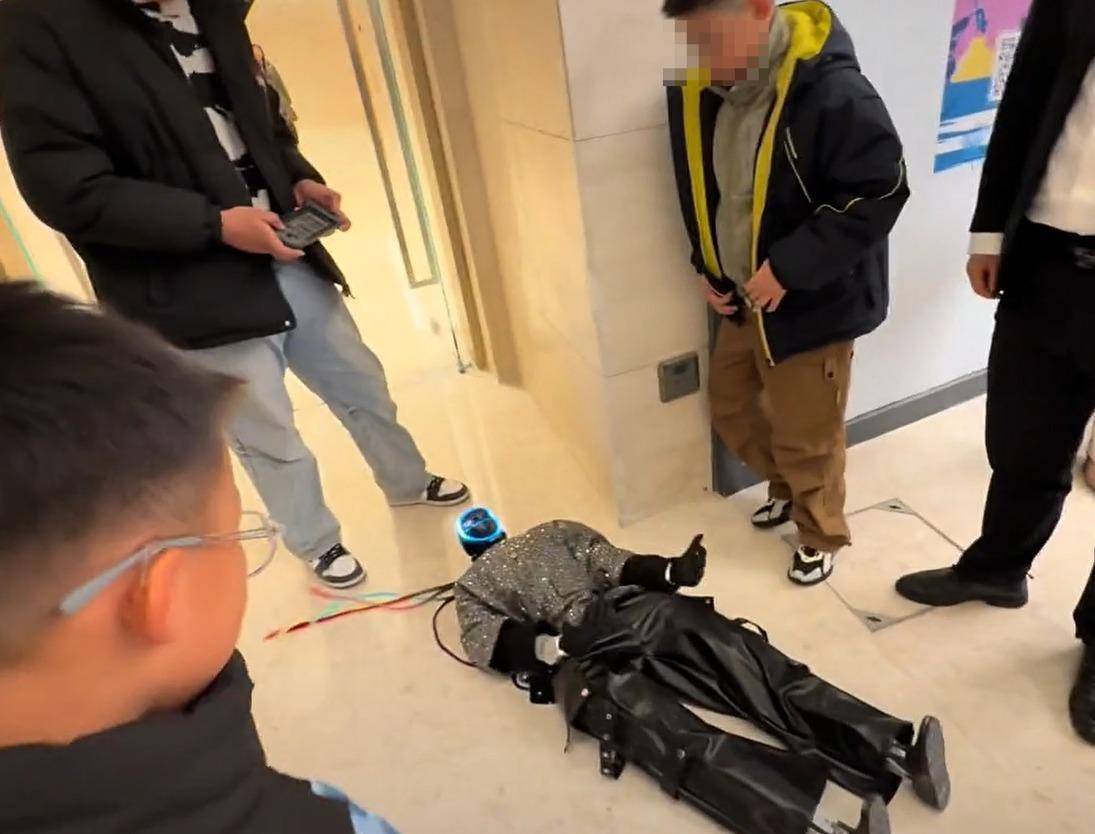 “机器人表演武术回旋踢将同伴踹飞”视频爆火出圈，商场：用的是王力宏演唱会同款机器人