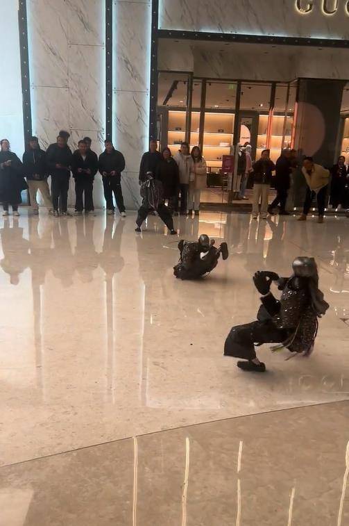 “机器人表演武术回旋踢将同伴踹飞”视频爆火出圈，商场：用的是王力宏演唱会同款机器人