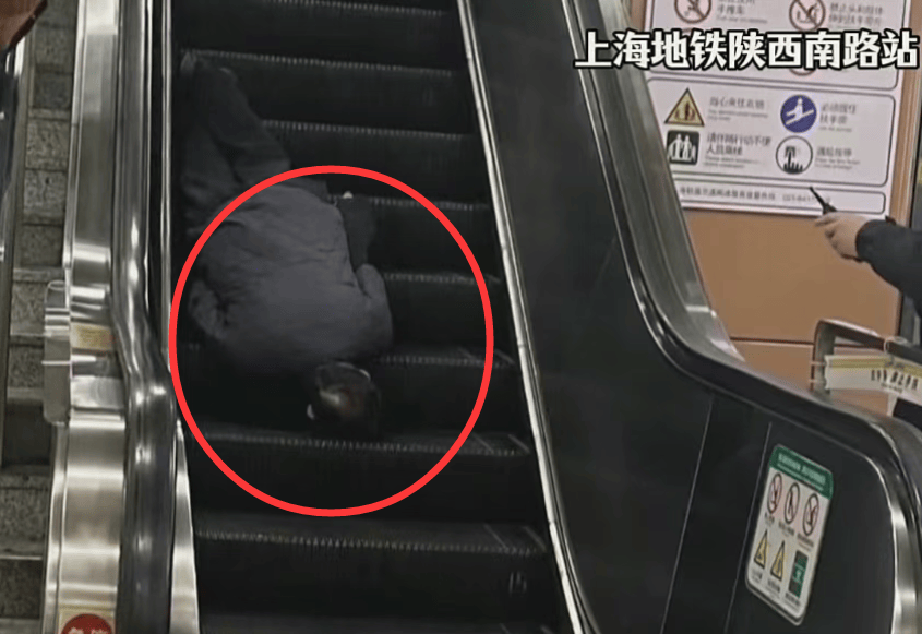 事发上海地铁！86岁老伯在扶梯上头朝下晕倒，工作人员提醒“不要移动”，医生：做得对