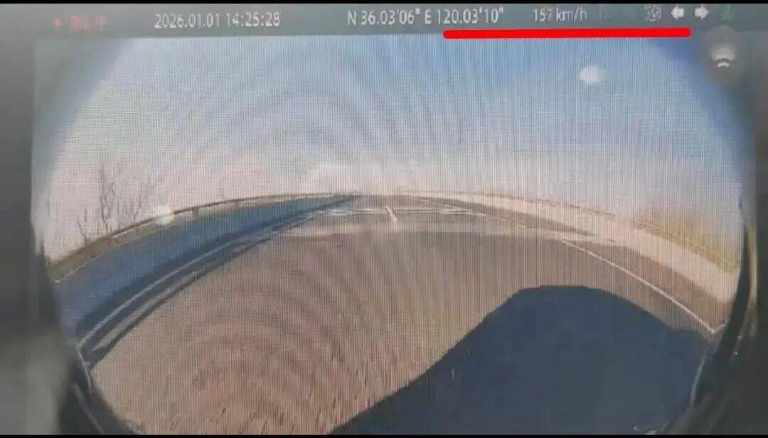 惊险！青岛一高速枢纽，一辆车以157km/h过弯道，旋转两圈差点“飞”到桥下！