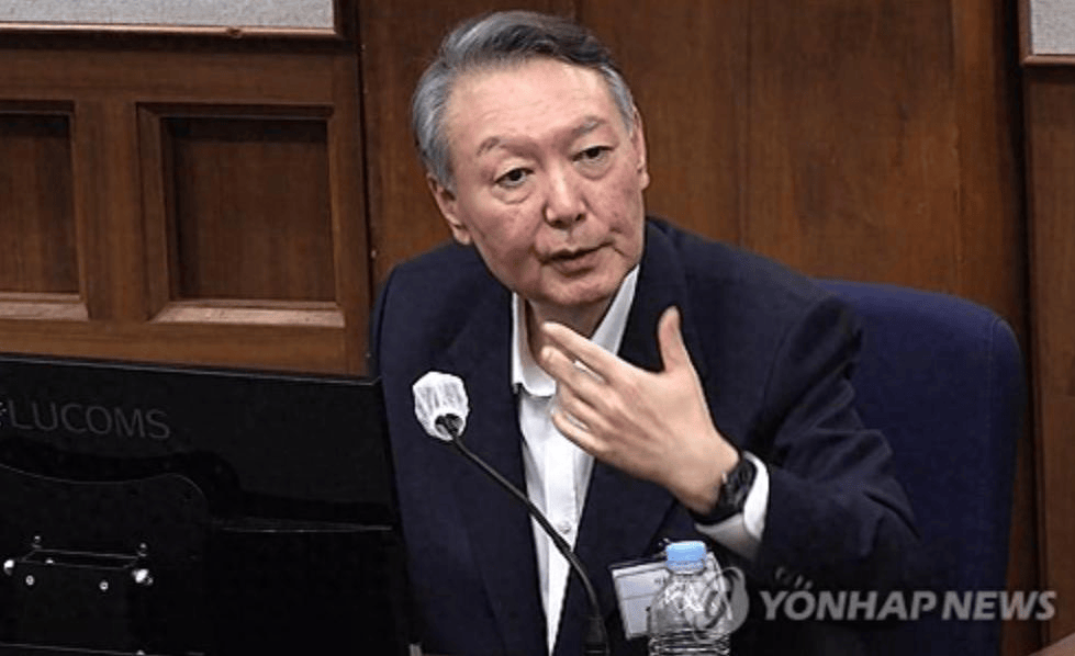 听到被判死刑，头发花白的尹锡悦，却露出微笑，迅速环顾四周