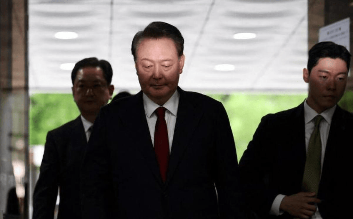 听到被判死刑，头发花白的尹锡悦，却露出微笑，迅速环顾四周