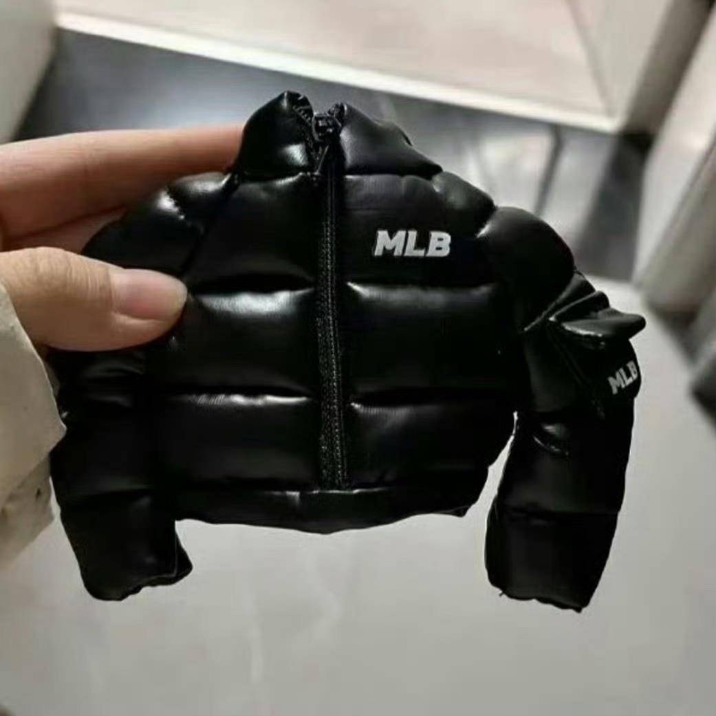 “以为中奖羽绒服没想到是挂件”冲上热搜，知名品牌MLB抽奖活动被指“图文不符”，客服：若未写明具体礼品则为随机发放