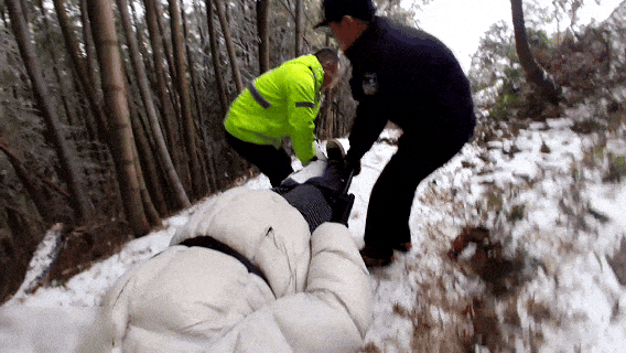 “脚断了,这辈子完了!”游客在1200米山上赏雪受伤,浙江民警带4人将其抬下:我是民警,我得在第一个