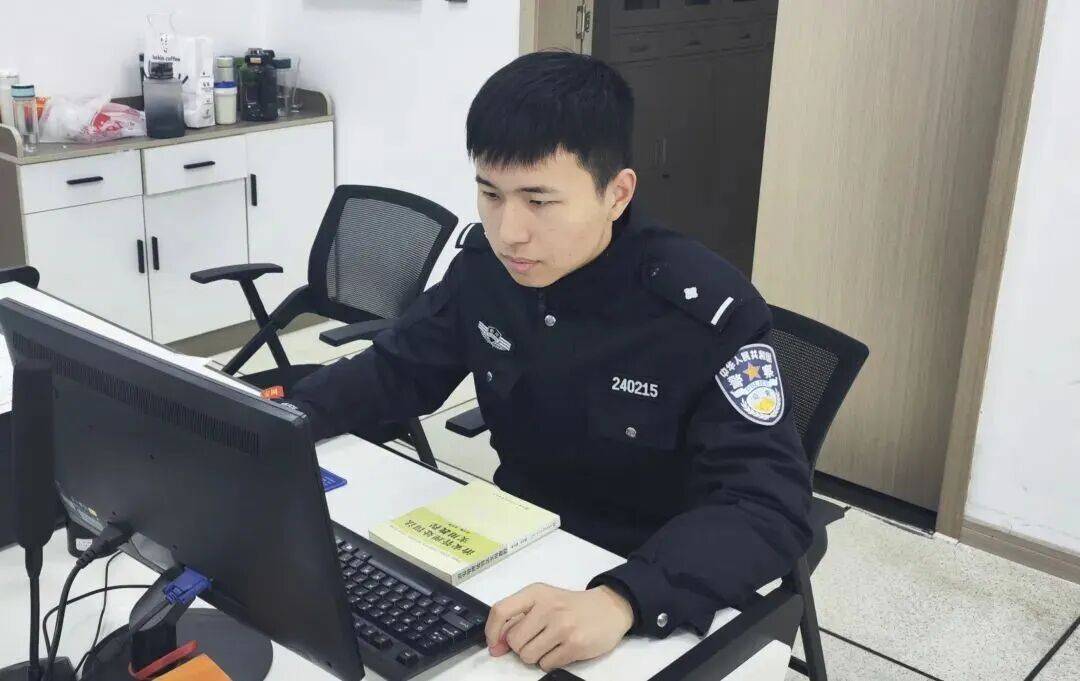 “脚断了,这辈子完了!”游客在1200米山上赏雪受伤,浙江民警带4人将其抬下:我是民警,我得在第一个