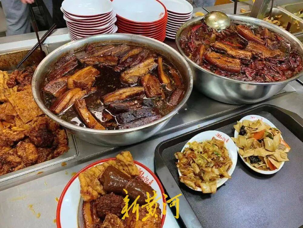 知名餐饮品牌济南多家门店开始卖“把子肉”了,一块定价8.9元