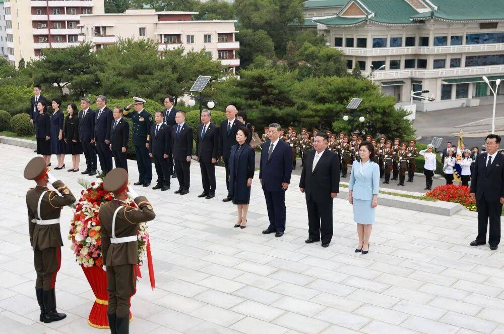 图讯丨习近平和彭丽媛参谒中朝友谊塔