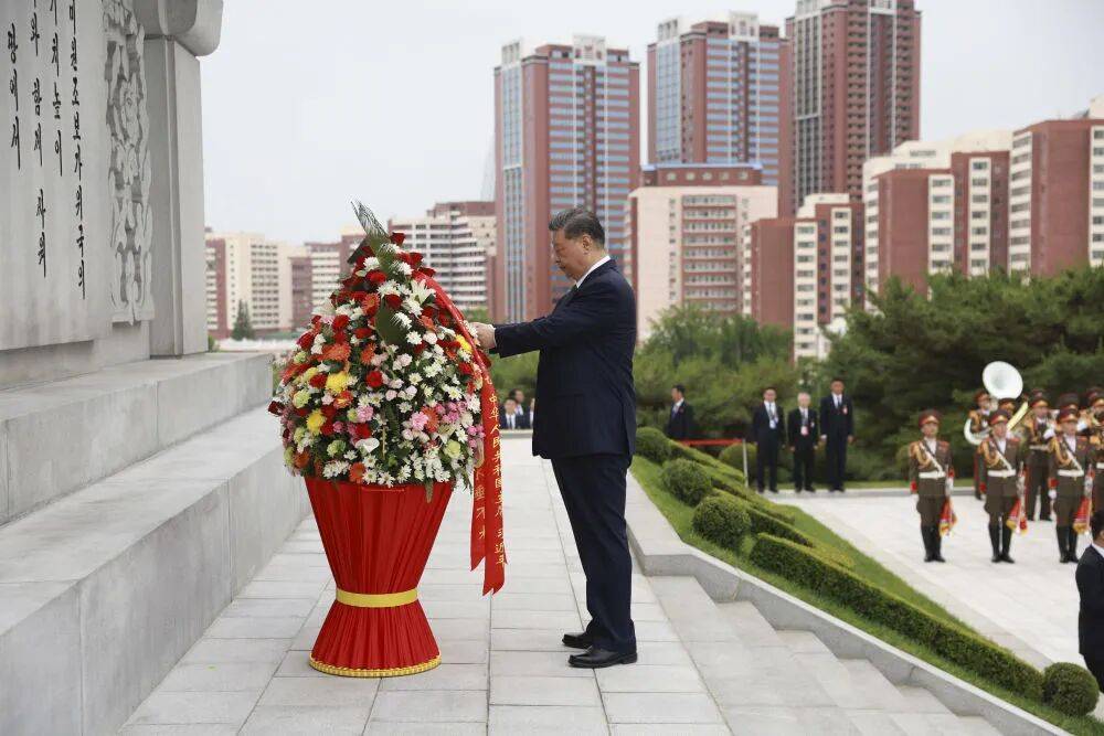 图讯丨习近平和彭丽媛参谒中朝友谊塔