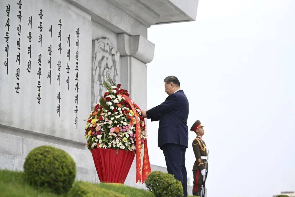 图讯丨习近平和彭丽媛参谒中朝友谊塔