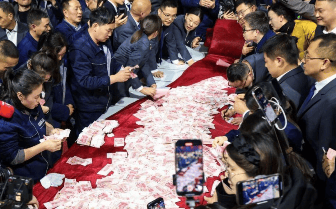 河南一员工嫌弃母亲丢人不让其参加婚礼，被“最爱发钱的老板”当场辞退：不孝之人，企业不养