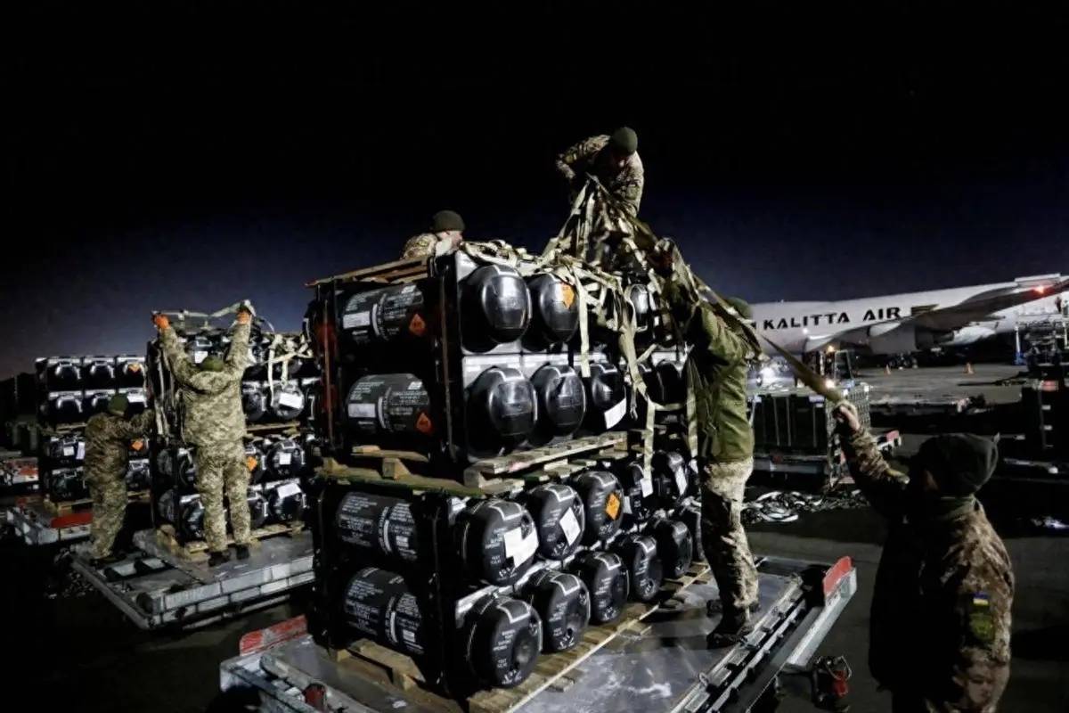5万把AK步枪,150枚毒刺地空导弹消失,援乌援到引火上身,80万件武器反噬欧洲