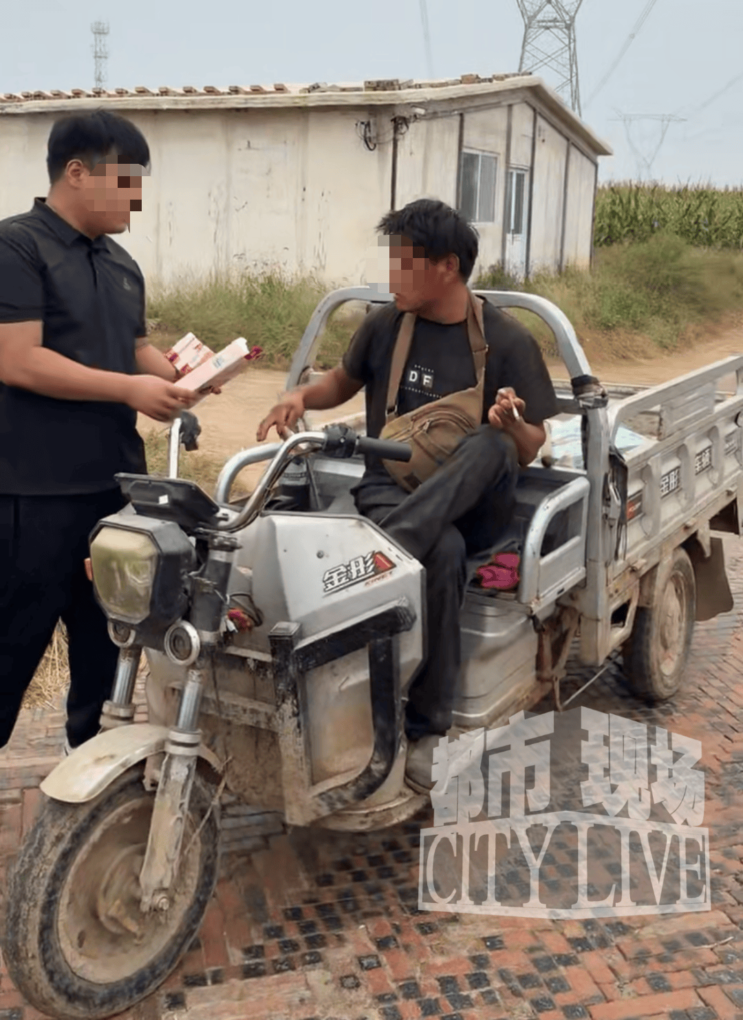 河北沧州婚车半路被拦下,男子骑三轮车堵路索要整条喜烟,网友怒了