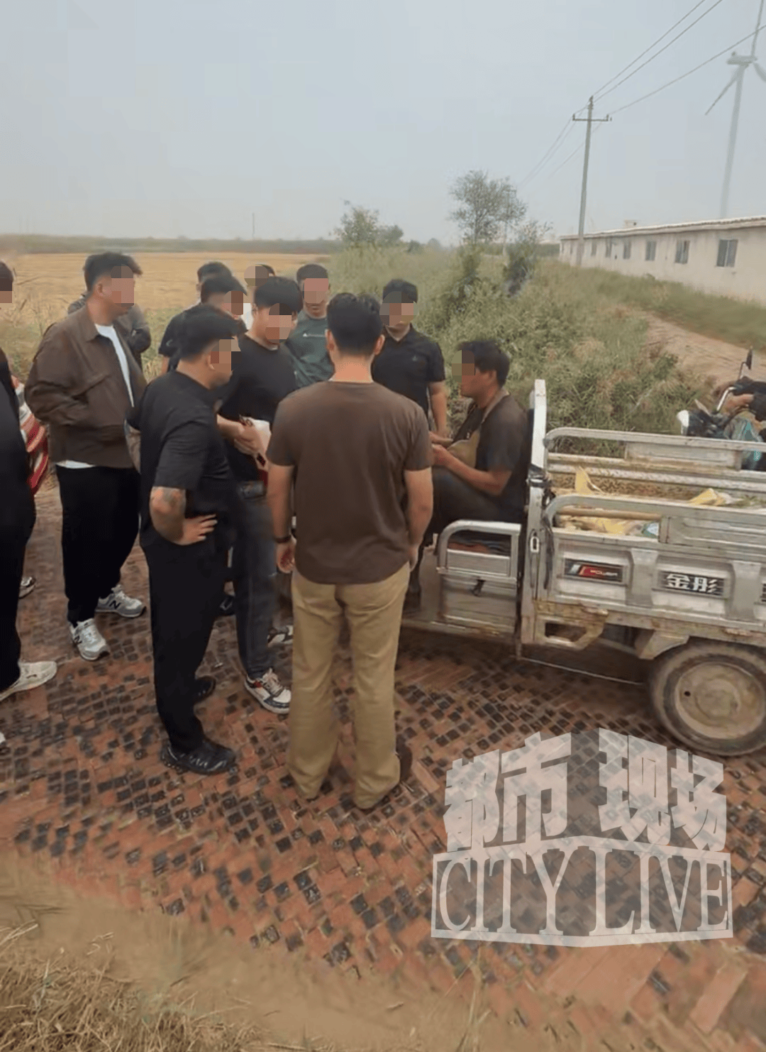 河北沧州婚车半路被拦下,男子骑三轮车堵路索要整条喜烟,网友怒了